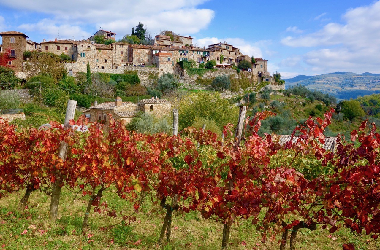Utsikt til Middelalderbyen Montefioralle i Chianti Toscana