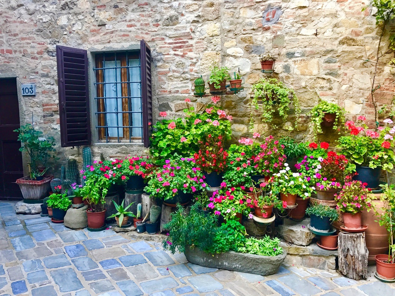 Blomster ute i gate i Montefioralle in Chianti