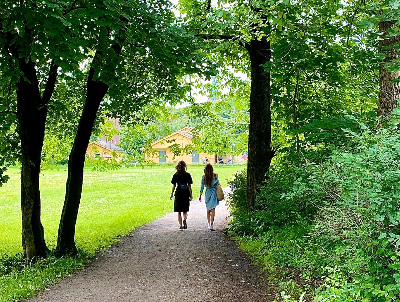 to jenter som går tur i park